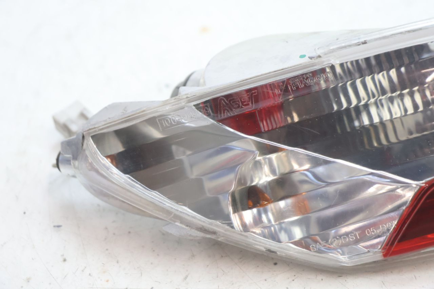 photo de FAROL TRASEIRO ESQUERDO PIAGGIO MP3 125 (2006 - 2014) - Detalhe da peça