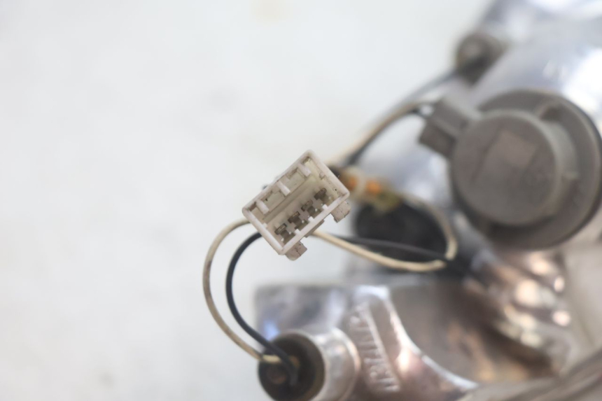 photo de FAROL TRASEIRO ESQUERDO PIAGGIO MP3 125 (2006 - 2014) - Pontos de fixação