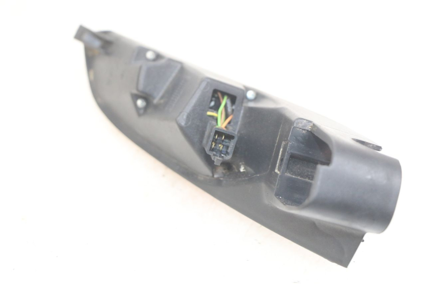 photo de FAROL TRASEIRO ESQUERDO PEUGEOT SATELIS 125 (2010 - 2012) - Detalhe da peça