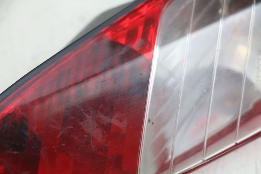 photo de FAROL TRASEIRO ESQUERDO PEUGEOT SATELIS 125 (2010 - 2012) - Outro ângulo de visão