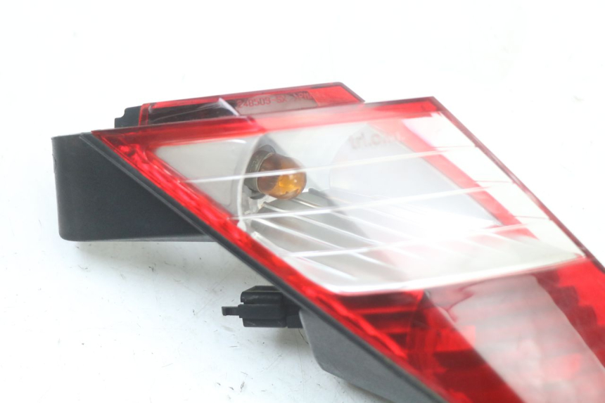 photo de FAROL TRASEIRO ESQUERDO PEUGEOT SATELIS 125 (2010 - 2012) - Detalhe da peça