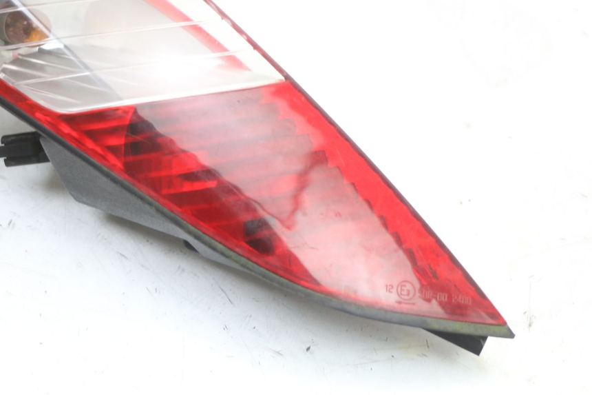 photo de FAROL TRASEIRO ESQUERDO PEUGEOT SATELIS 125 (2010 - 2012) - Zoom do estado de desgaste