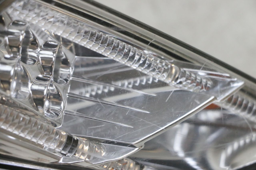 photo de FAROL TRASEIRO ESQUERDO PEUGEOT SATELIS 125 (2013 - 2018) - Detalhe da peça