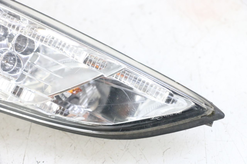 photo de FAROL TRASEIRO ESQUERDO PEUGEOT SATELIS 125 (2013 - 2018) - Detalhes característicos