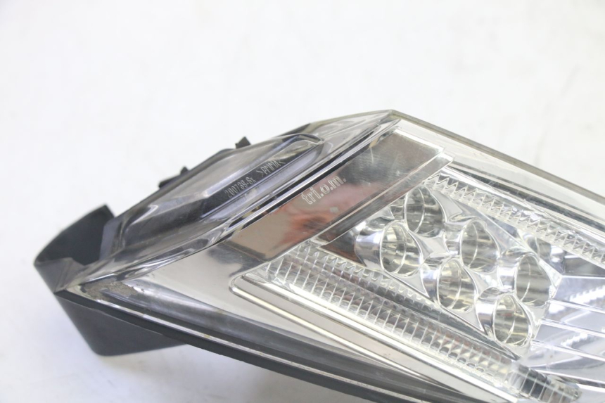 photo de FAROL TRASEIRO ESQUERDO PEUGEOT SATELIS 125 (2013 - 2018) - Detalhe da peça