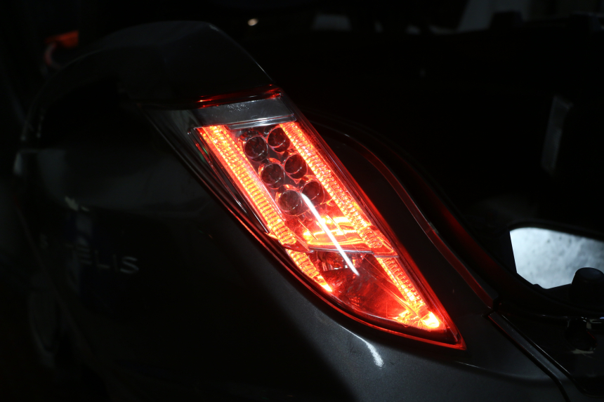 photo de FAROL TRASEIRO ESQUERDO PEUGEOT SATELIS 125 (2013 - 2018) - Zoom do estado de desgaste