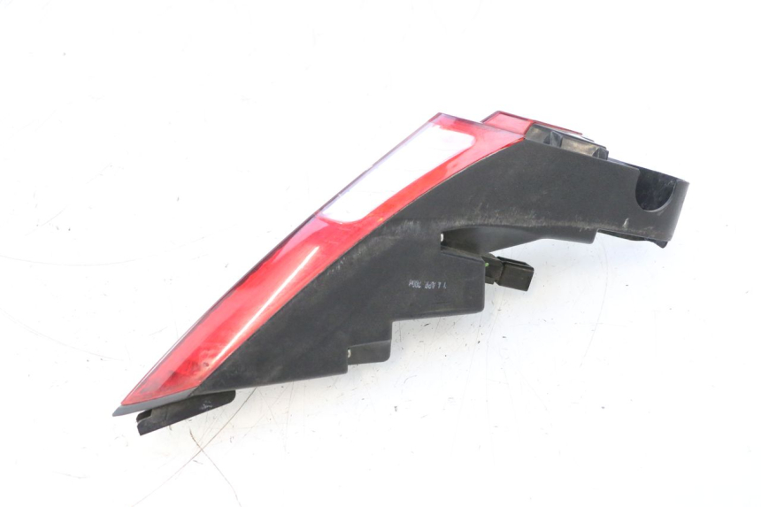 photo de FAROLIM TRASEIRO ESQUERDO PEUGEOT SATELIS 125 (2006 - 2009) - Detalhes característicos