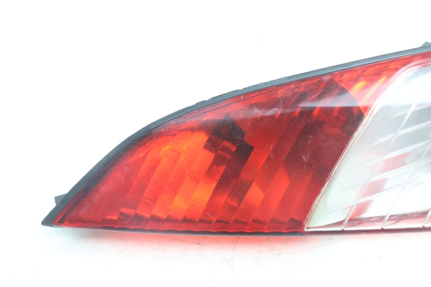 photo de FAROLIM TRASEIRO ESQUERDO PEUGEOT SATELIS 125 (2006 - 2009) - Detalhe da peça
