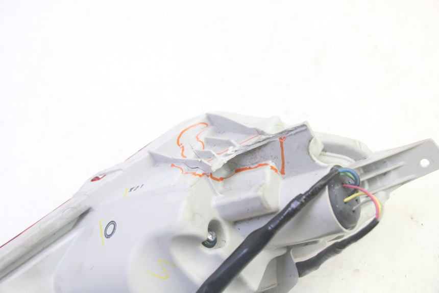 photo de FAROLIM TRASEIRO ESQUERDO YAMAHA TRICITY 300 (2020 - 2024) - Pontos de fixação