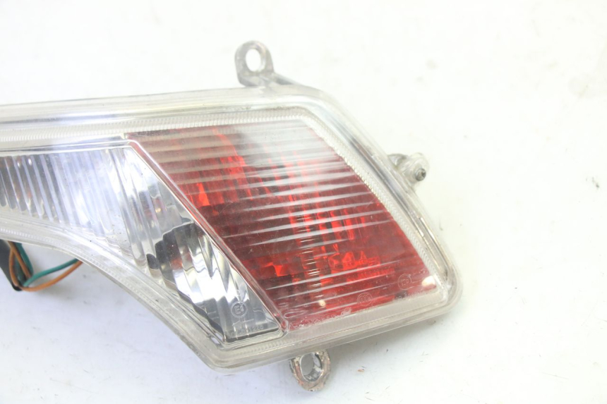photo de FAROL TRASEIRO ESQUERDO PEUGEOT VIVACITY NEW 4T 50 (2008 - 2017) - Zoom do estado de desgaste