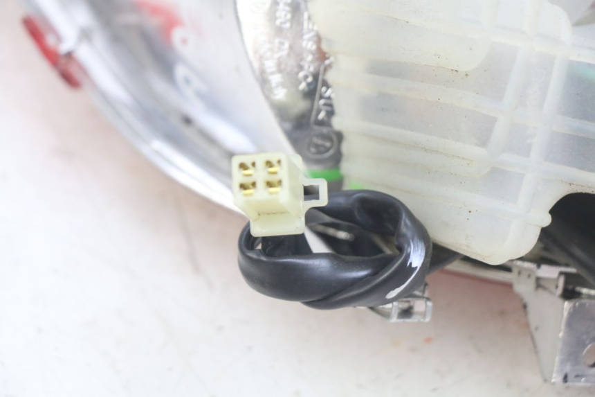 photo de FAROL TRASEIRO ESQUERDO YAMAHA X-MAX XMAX 125 (2010 - 2013) - Zoom do estado de desgaste