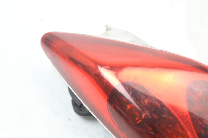 photo de FAROL TRASEIRO ESQUERDO YAMAHA XMAX X-MAX 125 (2006 - 2009) - Detalhe da peça