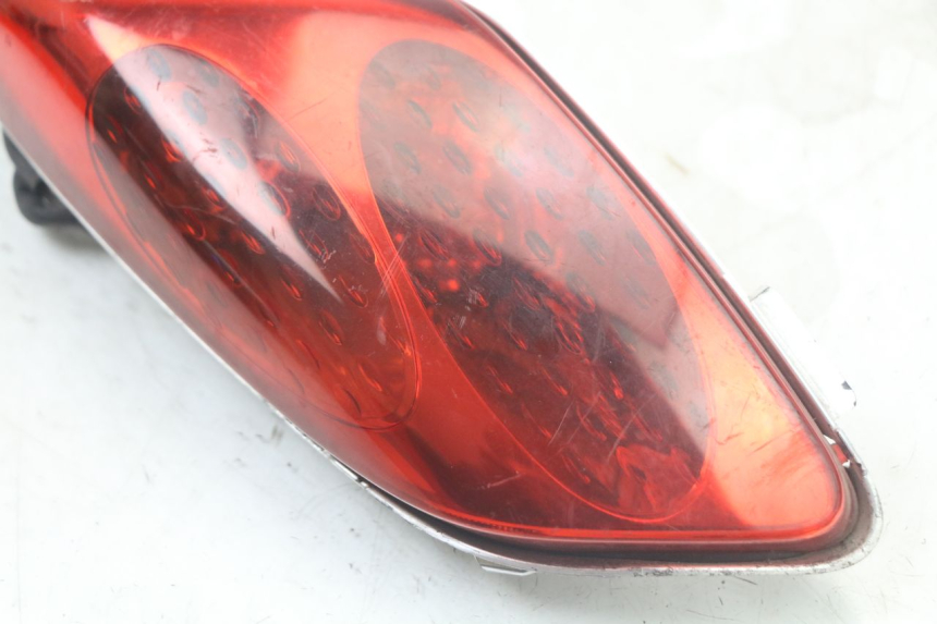 photo de FAROL TRASEIRO ESQUERDO YAMAHA XMAX X-MAX 125 (2006 - 2009) - Zoom do estado de desgaste