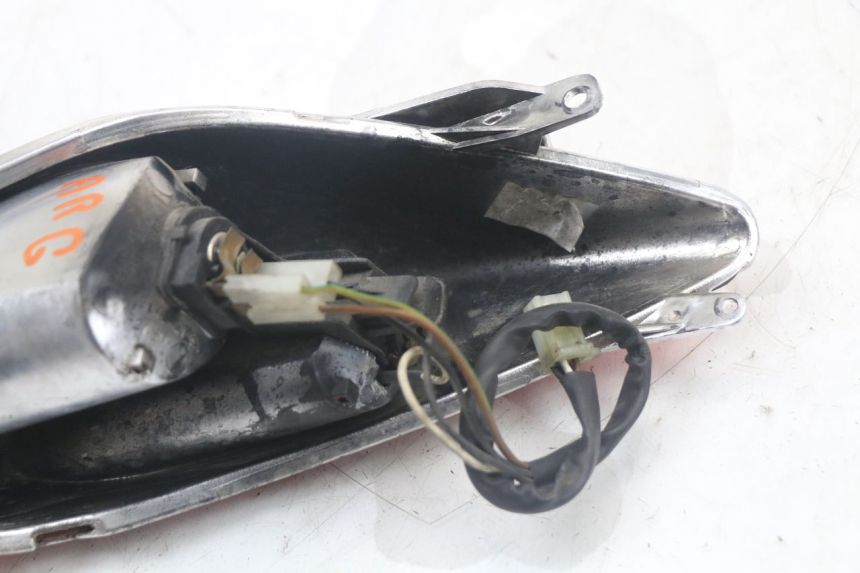 photo de FAROL TRASEIRO ESQUERDO YAMAHA XMAX X-MAX 125 (2006 - 2009) - Estado da superfície