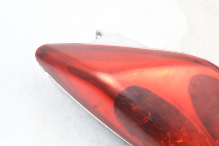 photo de FAROL TRASEIRO ESQUERDO YAMAHA XMAX X-MAX 125 (2006 - 2009) - Detalhe da peça