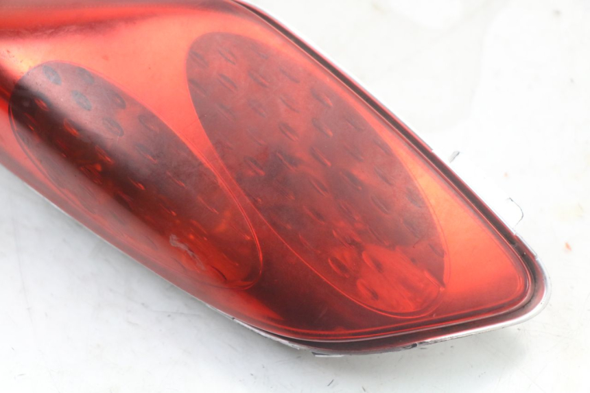photo de FAROL TRASEIRO ESQUERDO YAMAHA XMAX X-MAX 125 (2006 - 2009) - Zoom do estado de desgaste