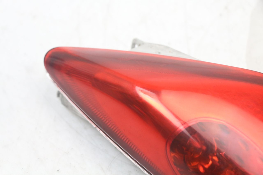 photo de FAROL TRASEIRO ESQUERDO YAMAHA XMAX X-MAX 125 (2006 - 2009) - Detalhe da peça