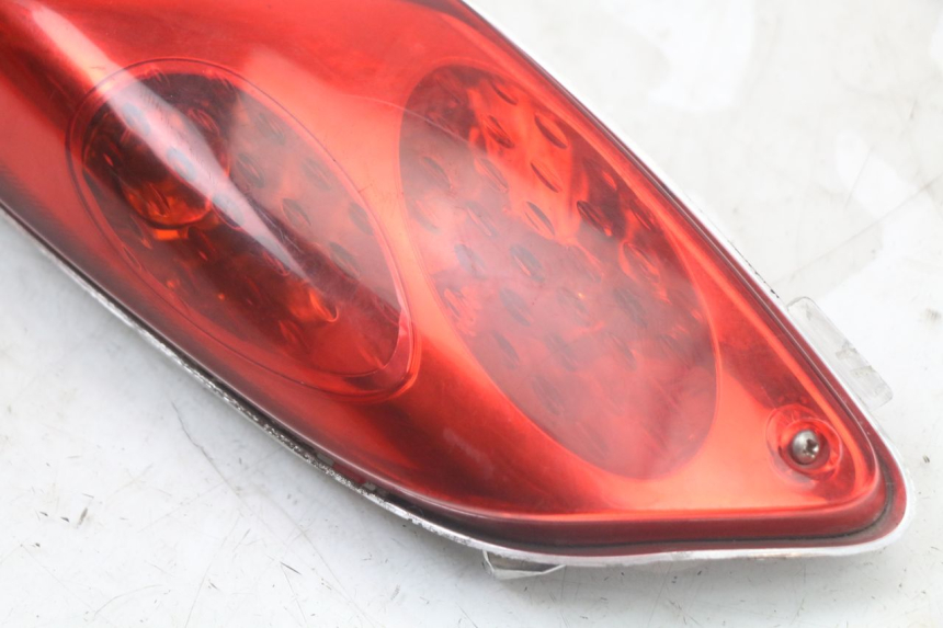 photo de FAROL TRASEIRO ESQUERDO YAMAHA XMAX X-MAX 125 (2006 - 2009) - Zoom do estado de desgaste