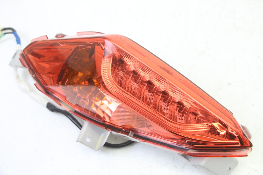 photo de FAROL TRASEIRO ESQUERDO YAMAHA XMAX X-MAX 125 (2021 - 2025) - Detalhe da peça