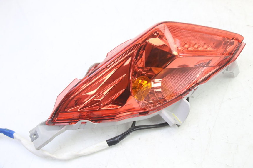 photo de FAROL TRASEIRO ESQUERDO YAMAHA XMAX X-MAX 125 (2021 - 2025) - Zoom do estado de desgaste