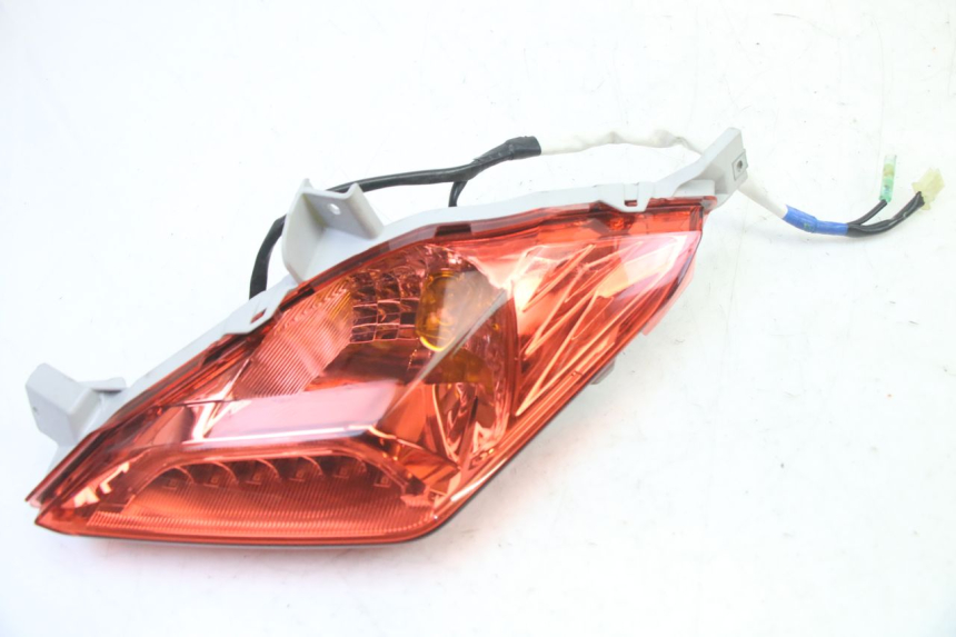 photo de FAROL TRASEIRO ESQUERDO YAMAHA XMAX X-MAX 125 (2021 - 2025) - Outro ângulo de visão