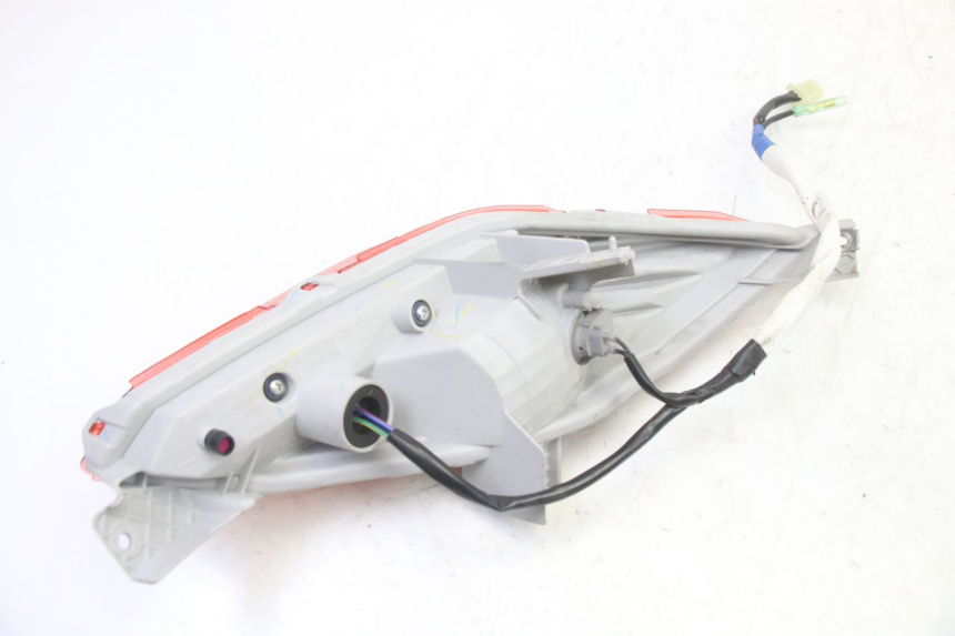 photo de FAROL TRASEIRO ESQUERDO YAMAHA XMAX X-MAX 125 (2021 - 2025) - Ampliação técnica