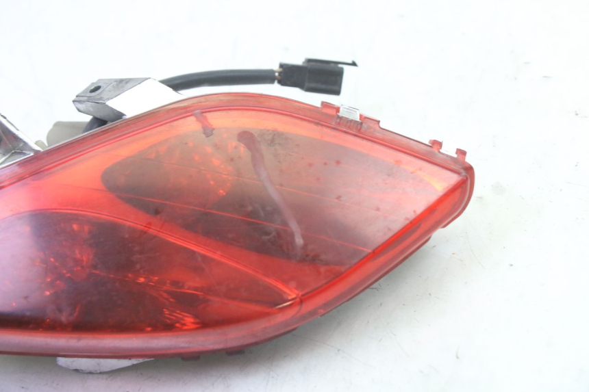 photo de FAROL TRASEIRO ESQUERDO YAMAHA X-MAX XMAX 125 (2010 - 2013) - Zoom do estado de desgaste
