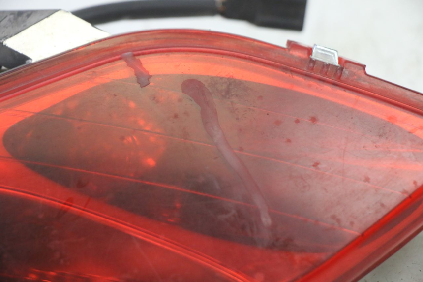 photo de FAROL TRASEIRO ESQUERDO YAMAHA X-MAX XMAX 125 (2010 - 2013) - Outro ângulo de visão