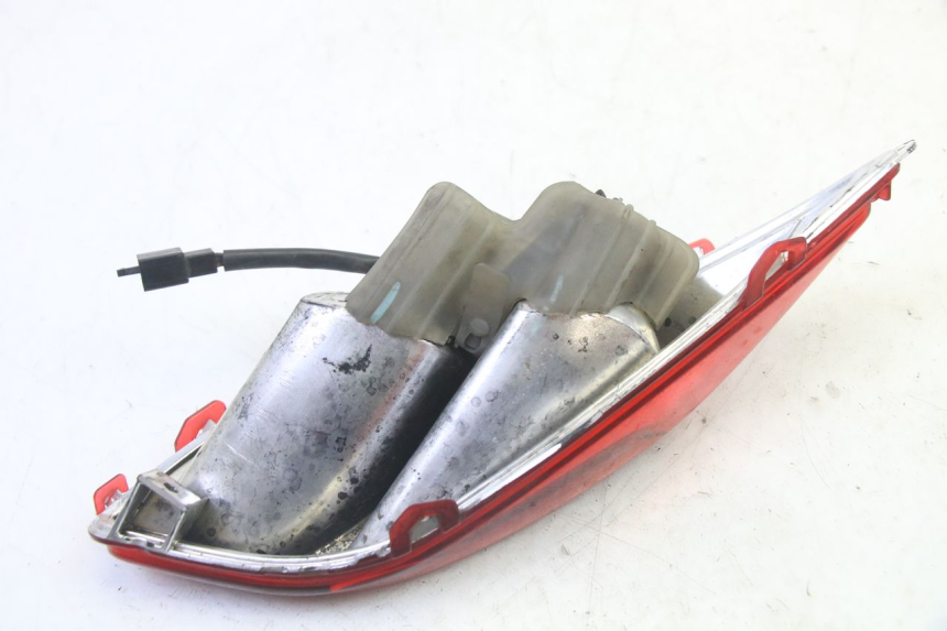 photo de FAROL TRASEIRO ESQUERDO YAMAHA X-MAX XMAX 125 (2010 - 2013) - Estado da superfície