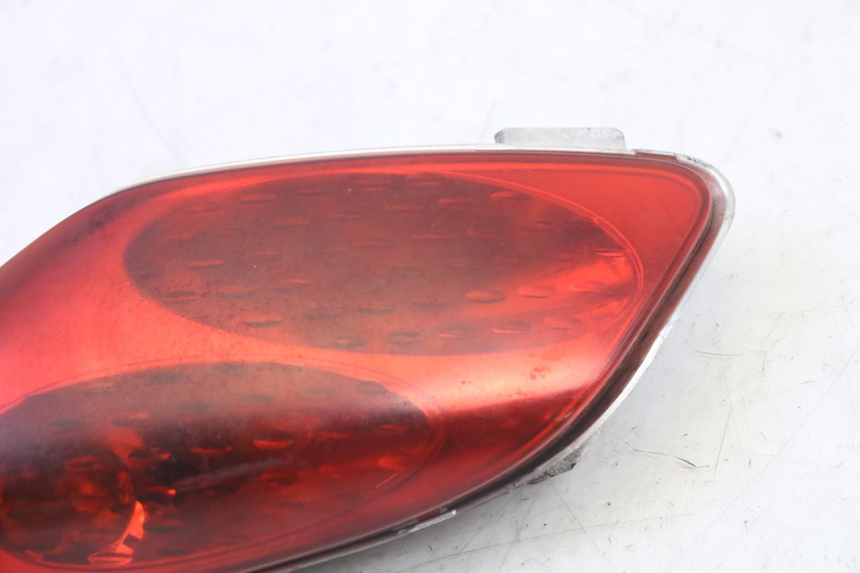photo de FAROL TRASEIRO ESQUERDO YAMAHA X-MAX XMAX 250 (2006 - 2009) - Zoom do estado de desgaste