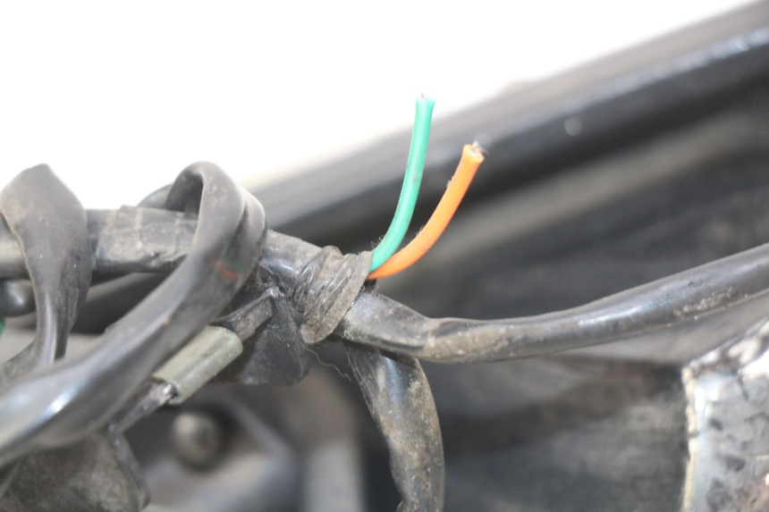 photo de FAROL TRASEIRO ESQUERDO YAMASAKI YM T 125 (2015 - 2020) - Zoom do estado de desgaste