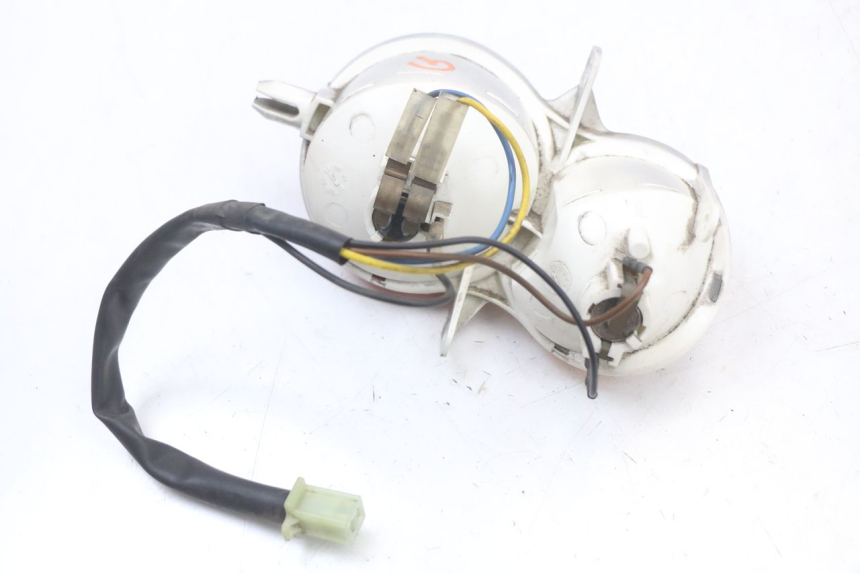 photo de FAROL TRASEIRO ESQUERDO YAMAHA YP MAJESTY 125 (2002 - 2006) - Pontos de fixação