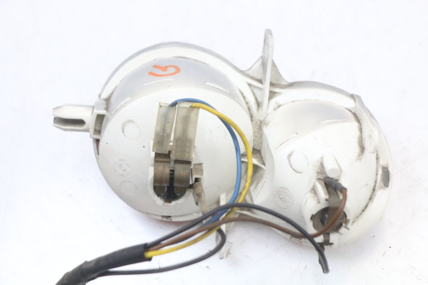 photo de FAROL TRASEIRO ESQUERDO YAMAHA YP MAJESTY 125 (2002 - 2006) - Estado da superfície