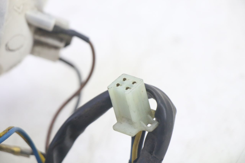 photo de FAROL TRASEIRO ESQUERDO YAMAHA YP MAJESTY 125 (2002 - 2006) - Pontos de fixação
