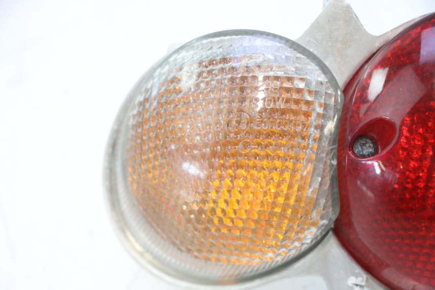 photo de FAROL TRASEIRO ESQUERDO YAMAHA YP MAJESTY 125 (2007 - 2010) - Estado da superfície