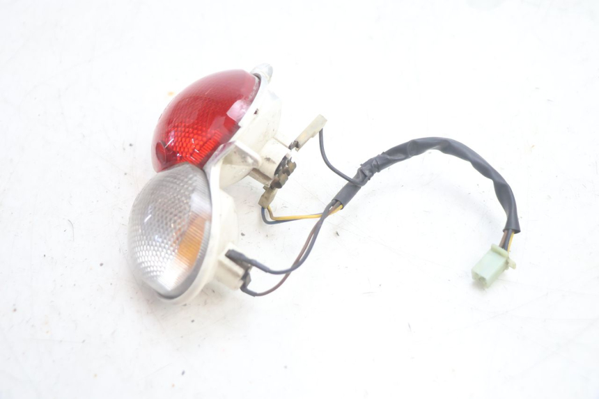 photo de FAROL TRASEIRO ESQUERDO YAMAHA YP MAJESTY 125 (2002 - 2006) - Zoom do estado de desgaste