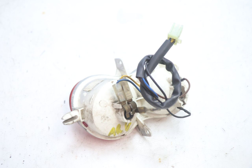 photo de FAROL TRASEIRO ESQUERDO YAMAHA YP MAJESTY 125 (2002 - 2006) - Outro ângulo de visão