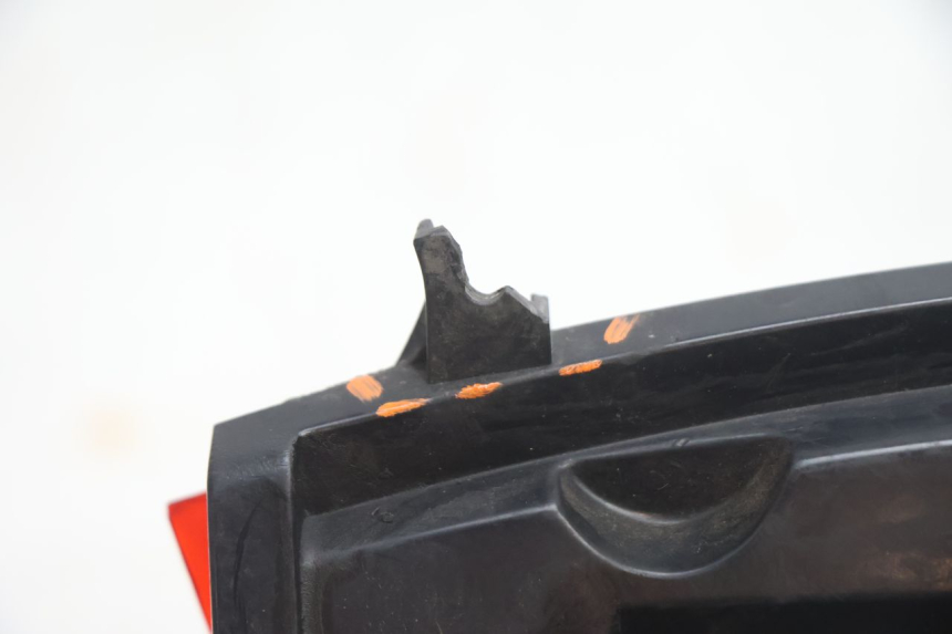 photo de LUZ TRASEIRA GILERA GP 800 (2007 - 2013) - Detalhes característicos