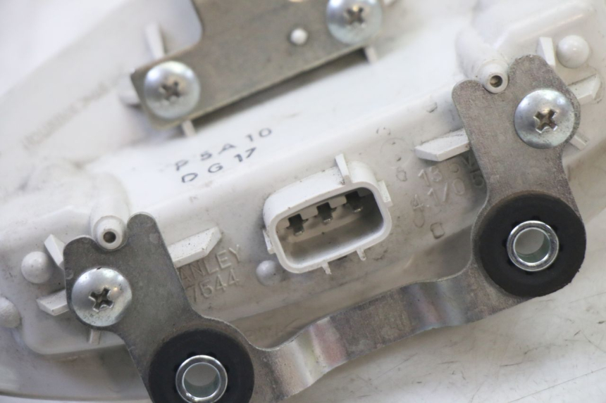 photo de Luz traseira SUZUKI GSR 750 (2011 - 2017) - Pontos de fixação