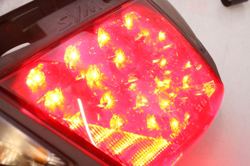 photo de Luz traseira SYM GTS EVO 125 (2009 - 2013) - Zoom do estado de desgaste