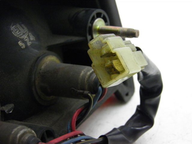 photo de Luz traseira KAWASAKI ZEPHYR 550 (1991 - 1998) - Zoom do estado de desgaste
