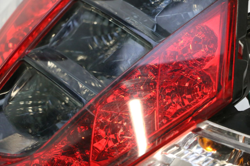 photo de LUZ TRASEIRA KYMCO MOVIE S 125 (2009 - 2018) - Pontos de fixação