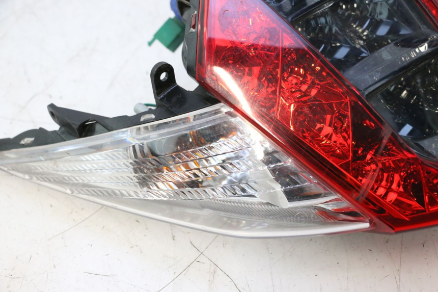 photo de LUZ TRASEIRA KYMCO MOVIE S 125 (2009 - 2018) - Estado da superfície