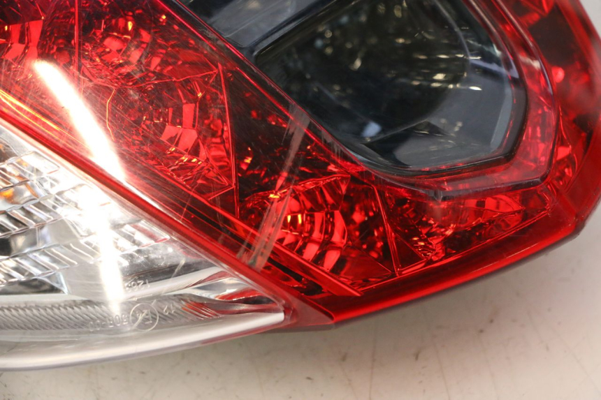 photo de LUZ TRASEIRA KYMCO MOVIE S 125 (2009 - 2018) - Peça verificada