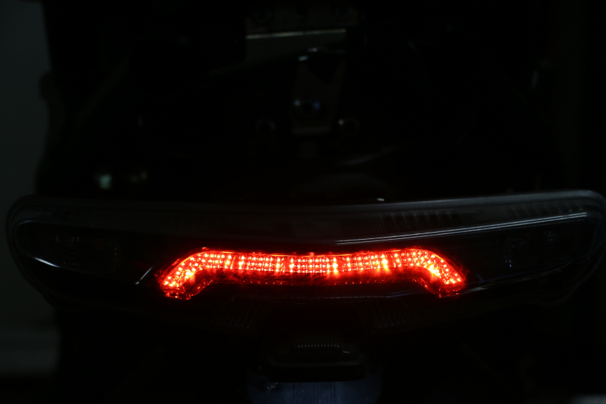 photo de Luz traseira YAMAHA NEO'S CORE 1 (2022 - 2026) - Vista de perto