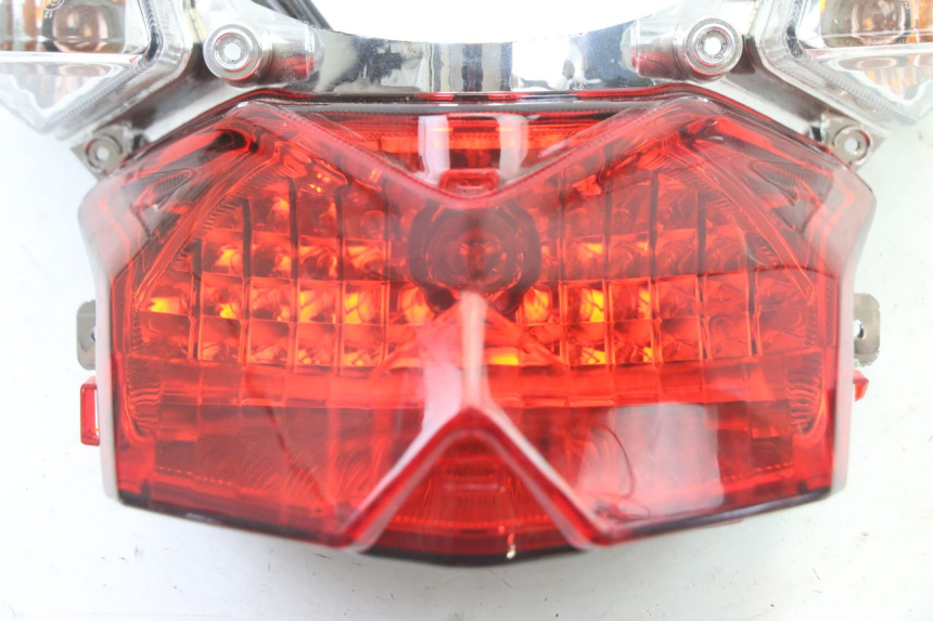 photo de Luz traseira SYM ORBIT III 3 4T 50 (2021 - 2025) - Outro ângulo de visão