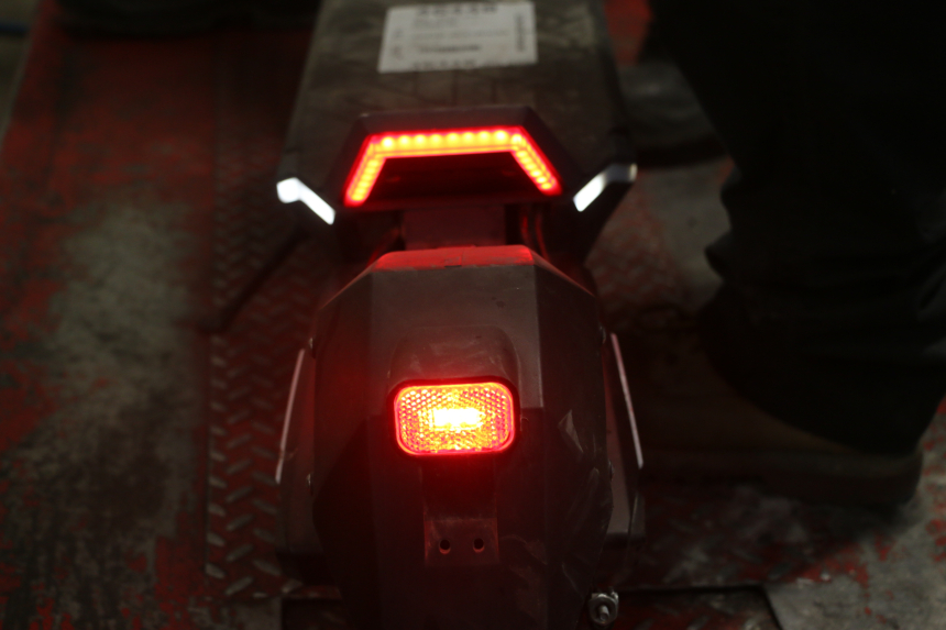 photo de Luz traseira PUNK ELECTRIC RIDER 1 - Pontos de fixação