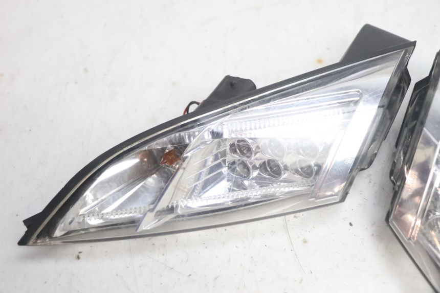 photo de LUZ TRASEIRA PEUGEOT SATELIS 125 (2013 - 2018) - Zoom do estado de desgaste