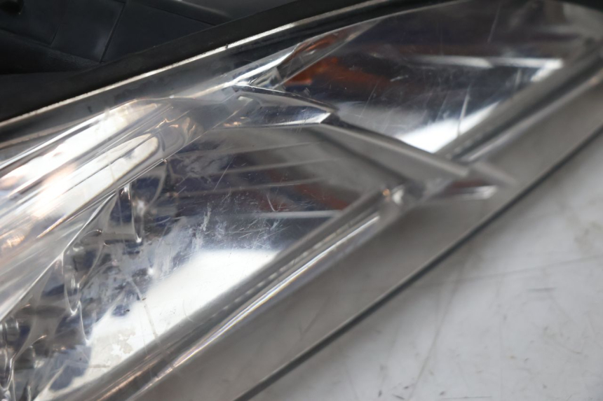 photo de LUZ TRASEIRA PEUGEOT SATELIS 125 (2013 - 2018) - Pontos de fixação