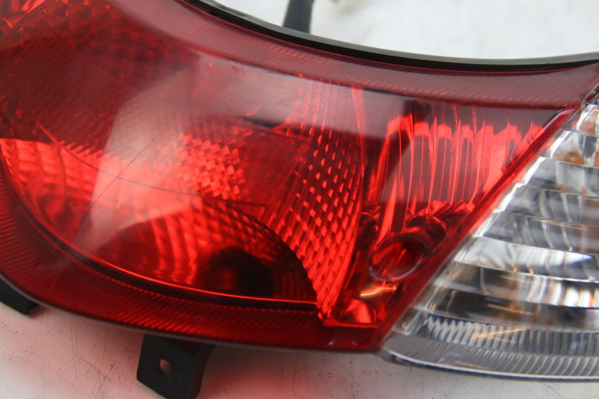 photo de Luz traseira SUZUKI SIXTEEN 125 (2008 - 2010) - Zoom do estado de desgaste